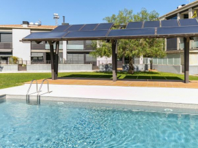 Casa adosada con piscina, jardín y terraza en el centro de Roses - HISP-228-427